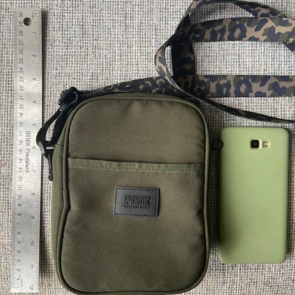 Vs shoulder  bag, in good condition.